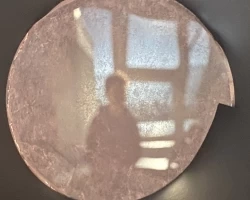 Bild  Fensterfront und Person auf dem Kopf 