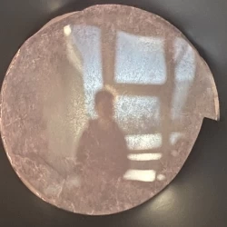 Bild  Fensterfront und Person auf dem Kopf 