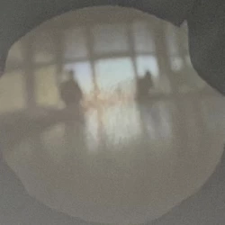 Bild  Fensterfront und Personen auf dem Kopf 