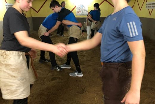 "Kampfspiele" die Schüler können gewandt und mit Strategie fair kämpfen